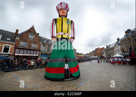 Frankreich, Nord, Cassel, Spring Carnival Parade der Köpfe und Tanz des Geants (lokale und traditionelle Figuren Riesen genannt), Jan Turpin von Nieuwpoort von 11 Metern die höchsten Europas und die tutelar Zahlen von Cassel, Reuze Papa und Mama Reuze, Weltkulturerbe der UNESCO unter Denkmalschutz Stockfoto