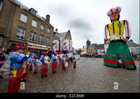 Frankreich, Nord, Cassel, Spring Carnival Parade der Köpfe und Tanz des Geants (lokale und traditionelle Figuren Riesen genannt), Jan Turpin von Nieuwpoort von 11 Metern die höchsten Europas und die tutelar Zahlen von Cassel, Reuze Papa und Mama Reuze, Weltkulturerbe der UNESCO unter Denkmalschutz Stockfoto