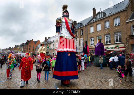 Frankreich, Nord, Cassel, Spring Carnival Parade der Köpfe und Tanz des Geants (lokale und traditionelle Figuren Riesen genannt), Jan Turpin von Nieuwpoort von 11 Metern die höchsten Europas und die tutelar Zahlen von Cassel, Reuze Papa und Mama Reuze, Weltkulturerbe der UNESCO unter Denkmalschutz Stockfoto