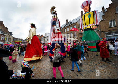 Frankreich, Nord, Cassel, Spring Carnival Parade der Köpfe und Tanz des Geants (lokale und traditionelle Figuren Riesen genannt), Jan Turpin von Nieuwpoort von 11 Metern die höchsten Europas und die tutelar Zahlen von Cassel, Reuze Papa und Mama Reuze, Weltkulturerbe der UNESCO unter Denkmalschutz Stockfoto