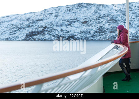 Norwegen, Finnmark, Kirkenes, Tourist auf dem Schiff MS Nordkapp Unternehmen Hurtigruten an der Barentssee Stockfoto