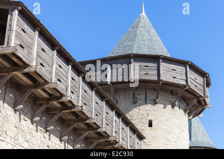 Aude, Frankreich, Carcassonne, mittelalterliche Stadt Listedas Weltkulturerbe der UNESCO, das 12. Jahrhundert Chateau Comtal, Fassade mit Holzbalkonen umgebaut von Viollet le Duc Stockfoto