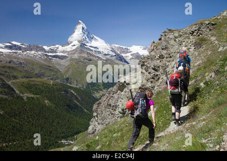 Schweiz, Kanton Wallis, Zermatt, Wanderer in der Nähe das Matterhorn (4478 m) Stockfoto