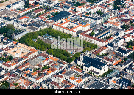 Frankreich, Vendee, La Roche Sur Yon, Saint Louis Kirche und Ort Napoleon (Luftbild) Stockfoto
