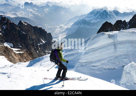 Frankreich, Hautes Alpes, Tour De La Meije, leiten Pascal Guiboud bei Tourenski am Tabuchet Gletscher über Refuge de l'Aigle (3450 m) Stockfoto