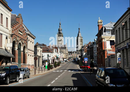 Frankreich, Nord, Le Cateau-Cambrésis, Rue Gambetta, Belfried, das Rathaus und Turm der Stiftskirche St. Martin Stockfoto