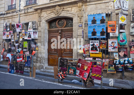 Frankreich, Vaucluse, Avignon, Avignon Festival 2012, Poster-Show auf den Mauern der Stadt Stockfoto