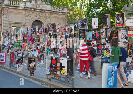 Frankreich, Vaucluse, Avignon, Avignon Festival 2012, Poster-Show auf den Mauern der Stadt Stockfoto