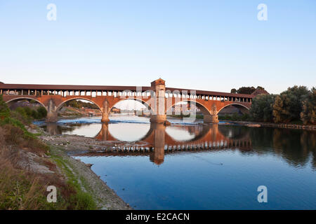 Italien, Lombardei, Pavia, die alte überdachte Brücke am Fluss Ticino Stockfoto