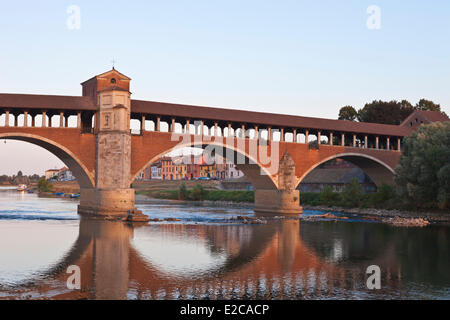 Italien, Lombardei, Pavia, die alte überdachte Brücke am Fluss Ticino Stockfoto