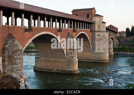 Italien, Lombardei, Pavia, die alte überdachte Brücke am Fluss Ticino Stockfoto