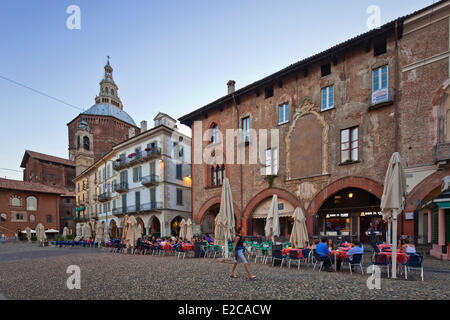 Italien, Lombardei, Pavia, stattdessen Piazza della Vittoria und die Kuppel der Kathedrale Stockfoto