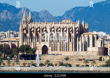 Die Kathedrale von Mallorca, Palma angesehen vom Meer entfernt. Stockfoto