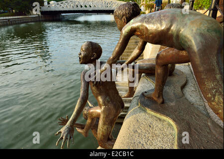 Singapur, Boat Quay, Skulptur der ersten Generation des Bildhauers Chong Fah Cheong Stockfoto