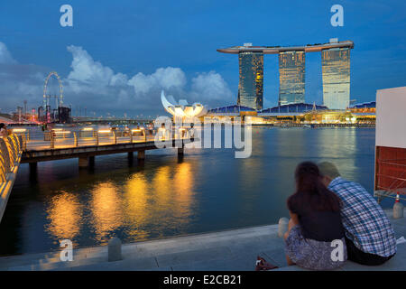 Singapur, Marina Bay, das Hotel Marina Bay Sands 2010 eröffnet und die Lotusblume ArtScience Museum eröffnet 2011, vom Architekten Moshe Safdie geformt Stockfoto