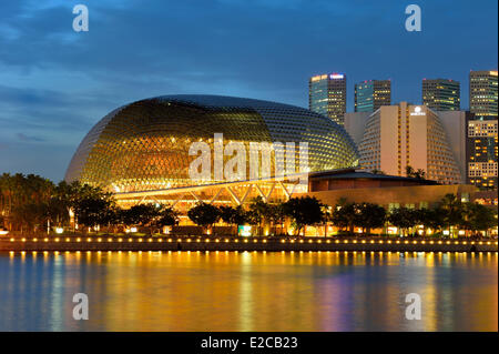 Singapur, Marina Bay, die Theater Esplanade Theater an der Bucht von den Architekten Michael Wilford & Partner und DP Architekten entworfen, die im Jahr 2002 eröffnet Stockfoto