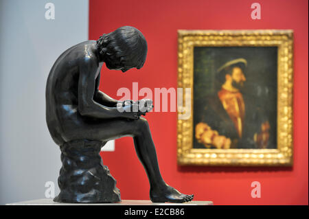 Frankreich, Pas-De-Calais, Linse, Objektiv-Louvre-Museum entwarf von SANAA japanische Architecure Unternehmen und Architekten Celia Imrey und Tim Culbert, temporäre Ausstellungen Galerie widmet sich der Renaissance, Bronze-Statue junge mit Dorn mit dem Porträt von Francois ich im Hintergrund Stockfoto