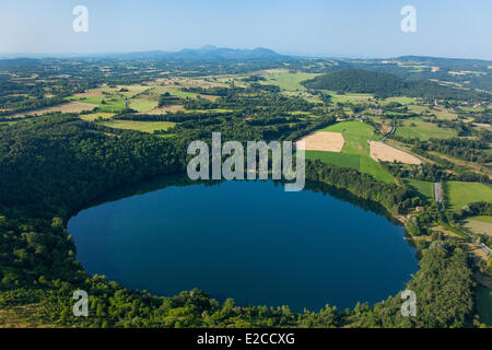 Frankreich, Puy de Dome, Charbonnieres Les Vieilles, Gour de Tazenat, Maar-Vulkan geben (Luftbild) Stockfoto