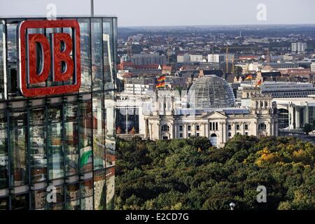 Deutschland, Berlin, Potsdamer Platz, Reichstag und DB-Turm (Hauptsitz der Deutche Bahn) Stockfoto