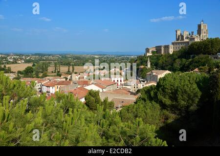 Frankreich, Herault, Beziers, Blick auf die Vororte der Stadt seit den Platz Saint-Jacques mit der Kathedrale Saint-Nazaire aus dem 13. Jahrhundert im Hintergrund Stockfoto