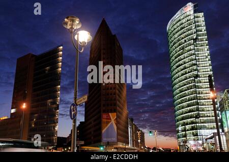 Deutschland, Berlin, die spektakuläre Fassade des Ganzglas-Bootes (Renzo Piano und Christoph Kohlbecker) gibt die Antwort auf das Chrysler Building und roten Backstein des DB-Tower (Deutsche Bahn-zentrale) Stockfoto