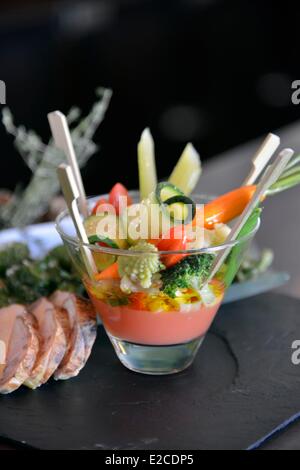 Frankreich, Herault, Beziers, quadratisch Jean Jaures, Gourmet-Restaurant l'Autrement, Vorspeisen bestand aus Gemüse knackig und begleitet mit Gänseleber auf einem Teller in Schiefer Stockfoto