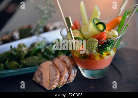 Frankreich, Herault, Beziers, quadratisch Jean Jaures, Gourmet-Restaurant l'Autrement, Vorspeisen bestand aus Gemüse knackig und begleitet mit Gänseleber auf einem Teller in Schiefer Stockfoto