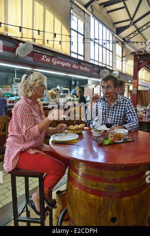 Frankreich, Herault, Beziers, Markt von Les Halles, Restaurant La Esslokal Des Halles, Paare haben Mittagessen Stockfoto