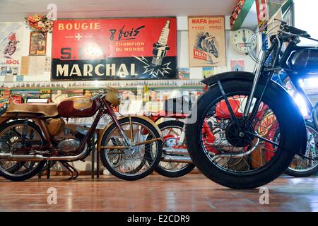 Frankreich, Herault, Boujan Sur Libron, Chapy Museum, Ausstellung von ehemaligen Motorrädern in der Mitte Plakate der Zeit Stockfoto