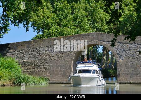 Frankreich, Canal du Midi, Weltkulturerbe der UNESCO, Brücke von Caylus, Herault, Cers yacht über eine sehr schmale Brücke Stockfoto