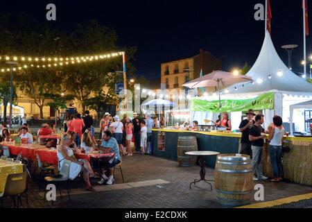 Frankreich, Herault, Beziers, place des 14. Juli, jährliche Feria in den Straßen der Stadt, Bodega mitten auf der Straße Stockfoto