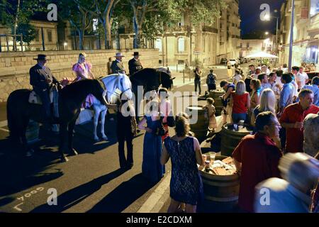 Frankreich, Herault, Beziers, place des 14. Juli, jährliche Feria in den Straßen der Stadt, andalusischen Reiter neben einer Bodega es Paline Nacht Straße Stockfoto