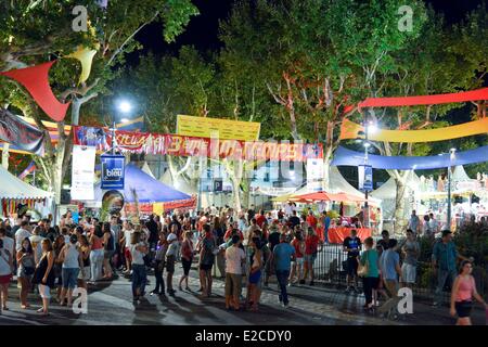 Frankreich, Herault, Beziers, Paul Riquet Pfad, jährliche Feria in den Straßen der Stadt, der Partylöwe vor Bodegas sammeln Stockfoto