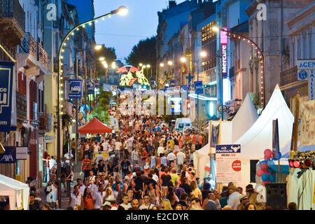 Frankreich, Herault, Beziers, Avenue Emile Claparede, jährliche Feria in den Straßen der Stadt, Blick auf Masse in der Perspektive in der Abenddämmerung Stockfoto