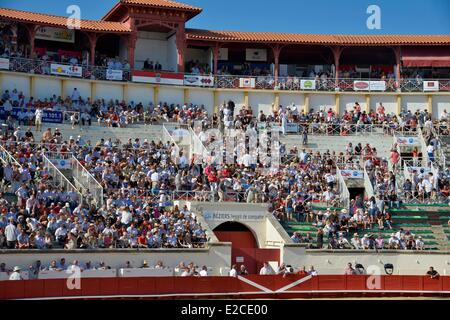 Herault, Beziers, Frankreich, jährliche Feria der Stadt, Stierkampf in Stierkampfarenen, Fuß in Terrassen Stockfoto