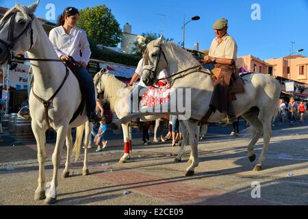 Frankreich, Herault, Beziers, jährliche Feria in den Straßen der Stadt, Parade der Camarguais Fahrer unter der Menge Stockfoto