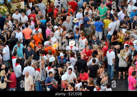 Frankreich, Herault, Beziers, jährliche Feria in den Straßen der Stadt, Nahaufnahme von Masse gesehen seit Stierkampfarenen Stockfoto