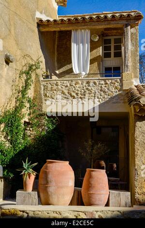 Frankreich, Herault, Lieurant Les Beziers, Domain Ribaute restaurierten mittelalterliches Haus, Gläser in Terrakotta im Vordergrund am Fuße eines Balkons Stockfoto