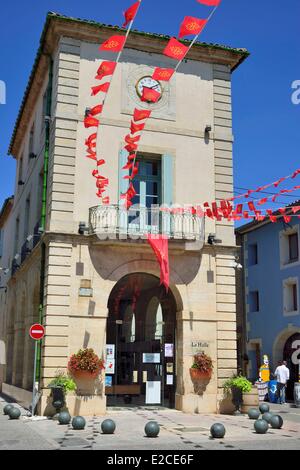 Frankreich, Herault, Serignan, Place De La Liberation, ehemalige Markt der Stadt, geschmückt mit Fahnen in den Farben der Region Languedoc-Roussillon Stockfoto