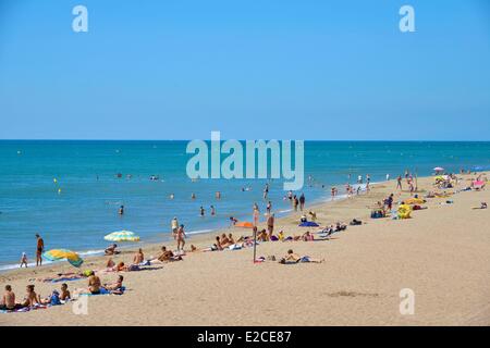Frankreich, Herault, Serignan, Urlauber auf einem Sandstrand im Rahmen des Mittelmeers Stockfoto