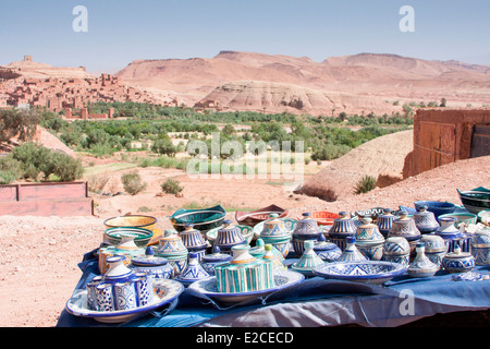 Bunte Keramik Souvenirs zum Verkauf auf einem Hügel über Ait Benhaddou in der Nähe von Ouarzazate im südlichen, Marokko, Nordafrika. Stockfoto