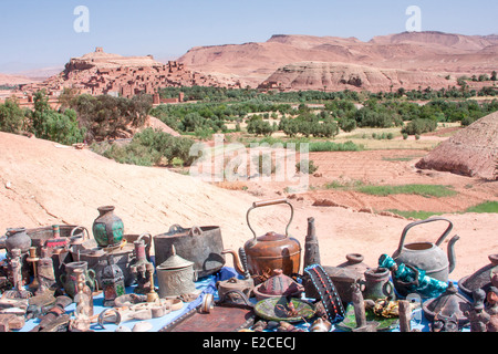 Antiquitäten, Artefakte und Souvenirs zum Verkauf auf einem Hügel über Ait Benhaddou in der Nähe von Ouarzazate im südlichen, Marokko. Stockfoto