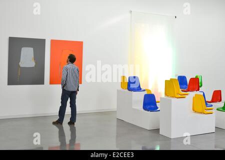 Frankreich, Herault, Serignan, regionale Musee d ' Art Contemporain (regionale Museum of Contemporary Art), man beobachtet eine Arbeit in einer Kunstgalerie Stockfoto