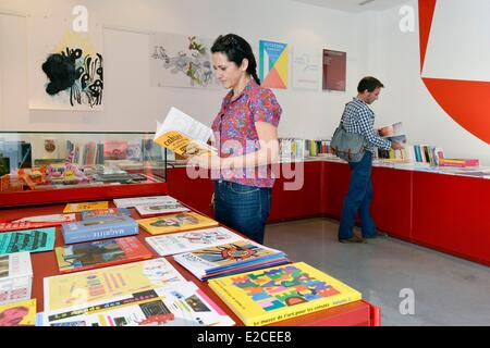 Frankreich, Herault, Serignan, regionale Musee d ' Art Contemporain (regionale Museum of Contemporary Art), paar Beratung Bücher auf Tabellen in einer Buchhandlung installiert Stockfoto