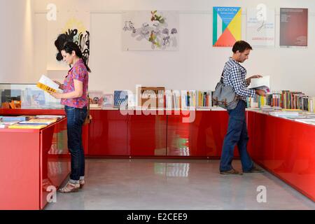 Frankreich, Herault, Serignan, regionale Musee d ' Art Contemporain (regionale Museum of Contemporary Art), paar Beratung Bücher auf Tabellen in einer Buchhandlung installiert Stockfoto