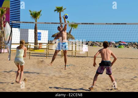 Frankreich, Herault, Valras Plage, Spiel, Volleyball am Strand Stockfoto