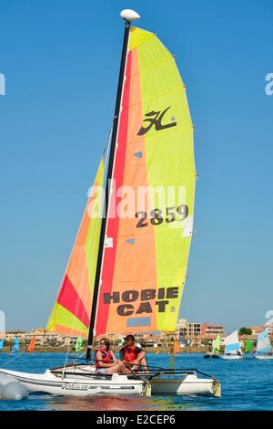 Frankreich, Herault, Valras Plage, Katamarane auf ruhiger See mit der Hintergrund-Küste Stockfoto