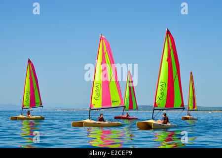 Frankreich, Herault, Valras Plage, Katamarane mit farbigen Segeln auf einem spiegelglatten See Stockfoto