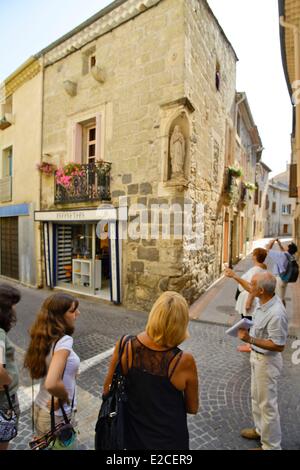 Frankreich, Herault, Villeneuve-Les-Béziers, Führung durch die Altstadt, Gruppe der Urlauber in den Gassen der Altstadt Stockfoto