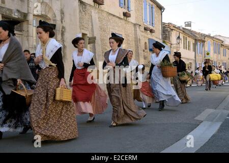 Frankreich, Bouches du Rhone, Fontvieille, Fete des Moulins (Mühlen-Festival), Mädchen in Farbe der Einwohner von Arles, die erstellt wird, in dem XVIII. Jahrhundert der Wunsch der Einwohner des Landes von Arles, anders als von den anderen Frauen anziehen Stockfoto